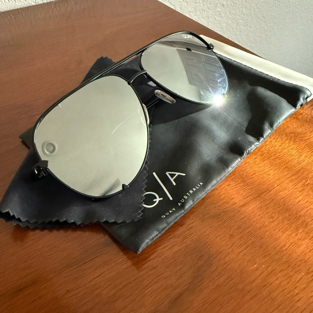 QUAY X DESI HIGH KEY EXTRA LARGE IN SILVER